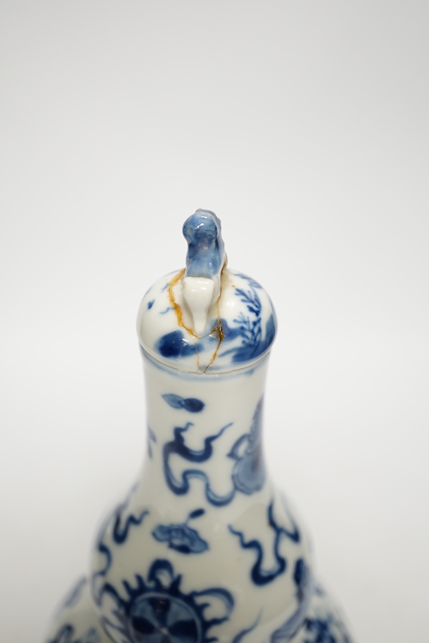 A late 19th century Chinese blue and white double gourd vase and cover 26cm high